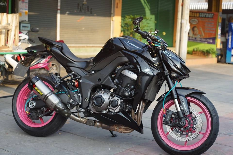 Kawasaki z1000 độ cá tính bên dàn chân hường cánh sen