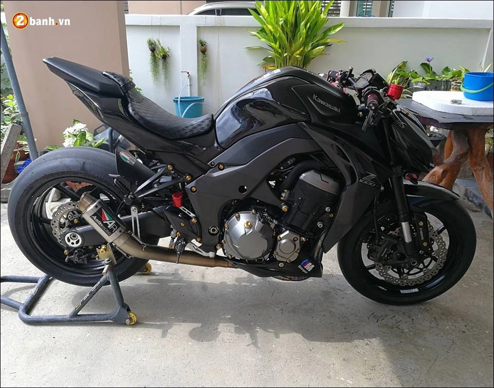 Kawasaki z1000 độ mãnh thú đầy mạnh mẽ trong lốt áo đen