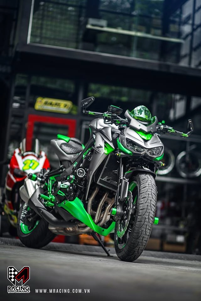 Kawasaki z1000 nổi bật trong tone màu green gray cứng cáp