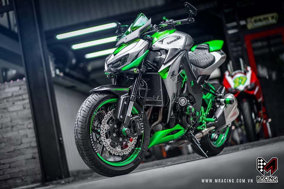 Kawasaki z1000 nổi bật trong tone màu green gray cứng cáp