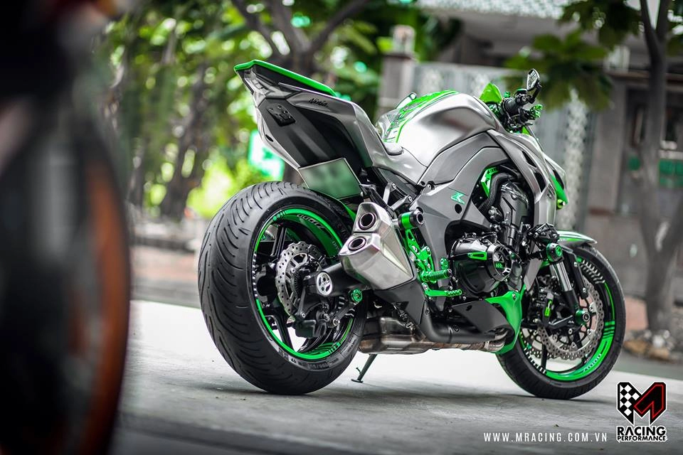 Kawasaki z1000 nổi bật trong tone màu green gray cứng cáp