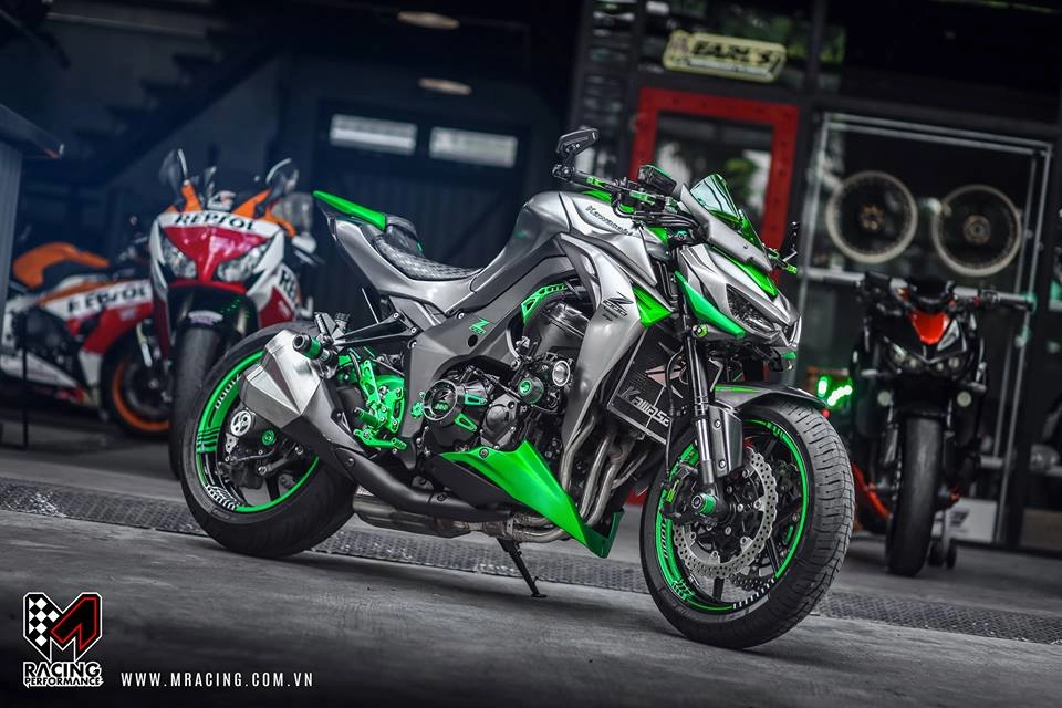 Kawasaki z1000 nổi bật trong tone màu green gray cứng cáp