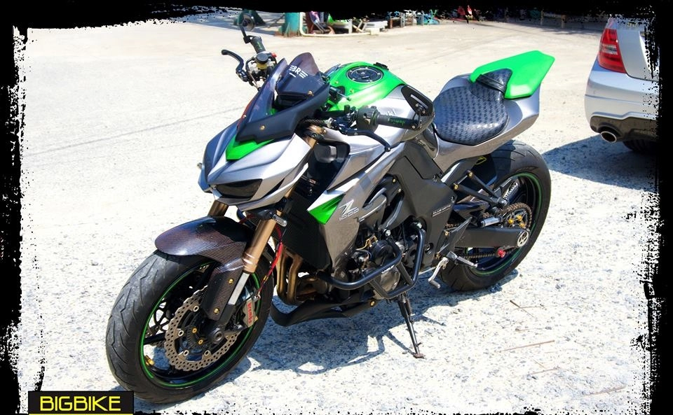 Kawasaki z1000 tạo dáng cực chất bên option hàng hiệu