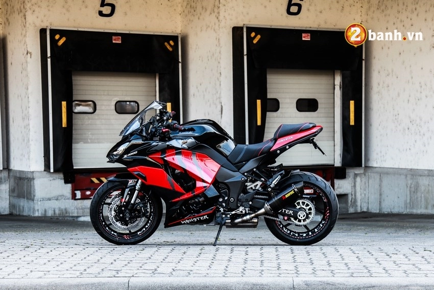 Kawasaki z1000sx con ngựa hoang đường trường trong bộ cánh red monster