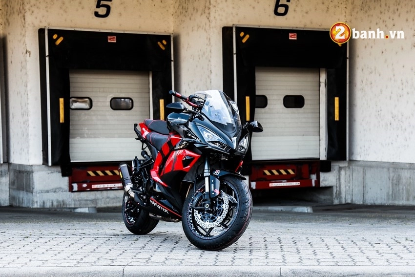 Kawasaki z1000sx con ngựa hoang đường trường trong bộ cánh red monster