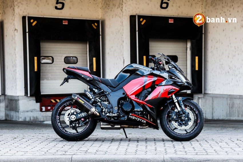 Kawasaki z1000sx con ngựa hoang đường trường trong bộ cánh red monster