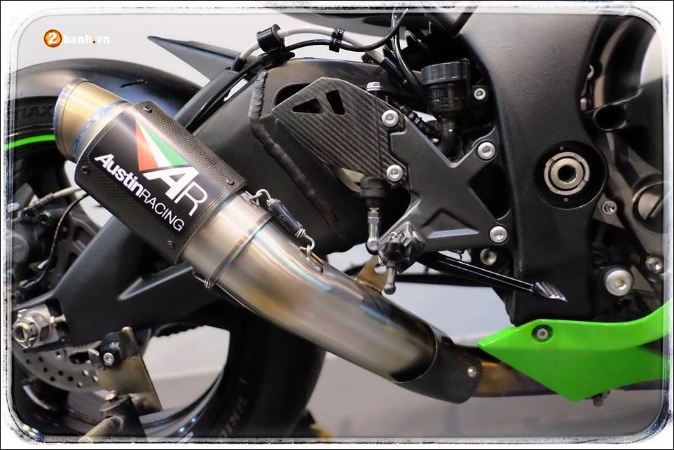 Kawasaki zx-10r cỗ máy tốc độ tê tái với dàn âm thanh austin racing