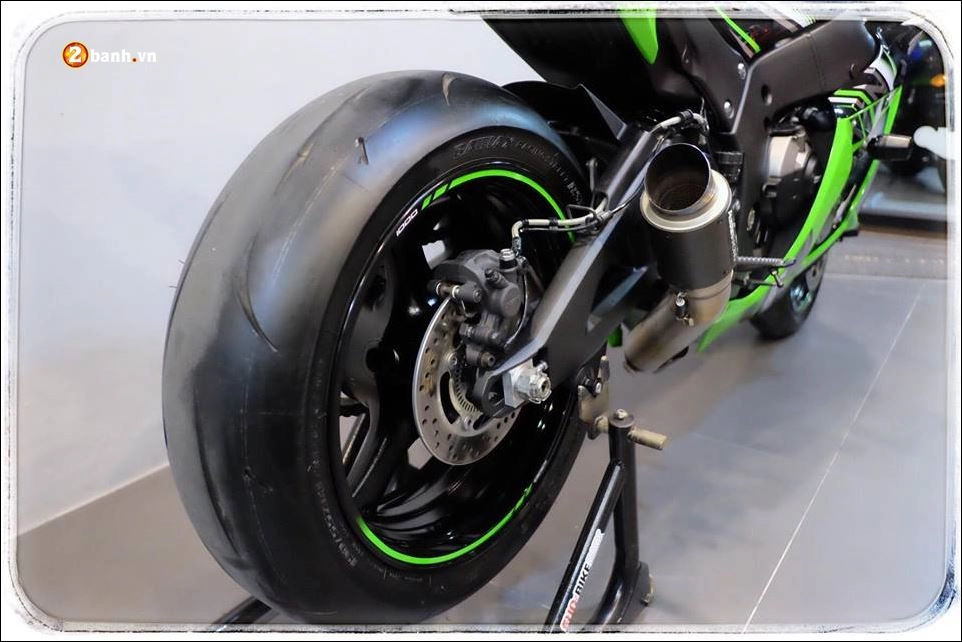 Kawasaki zx-10r cỗ máy tốc độ tê tái với dàn âm thanh austin racing