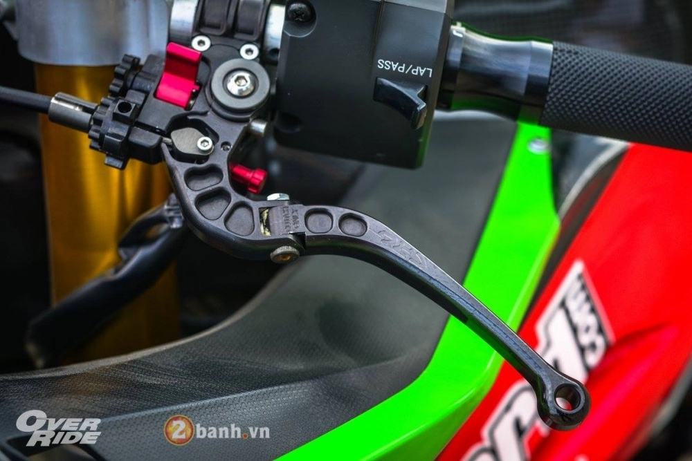 Kawasaki zx-10r đầy đắt giá trong bản độ phong cách đường đua