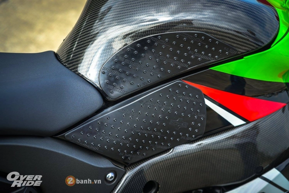 Kawasaki zx-10r đầy đắt giá trong bản độ phong cách đường đua