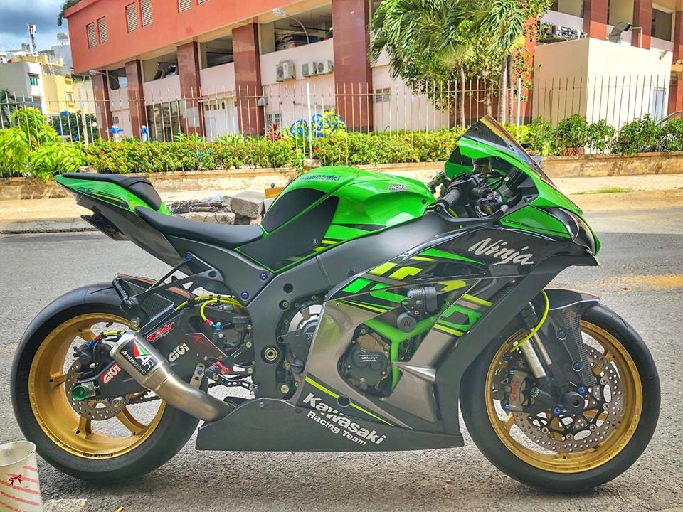 Kawasaki zx-10r đầy nổi bật với trang bị full option của biker việt