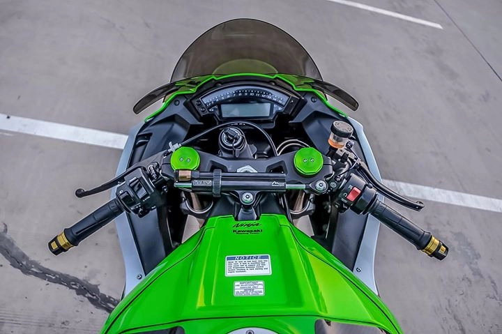 Kawasaki zx-10r siêu mô tô độ cá tính bên dàn chân hàng hiệu