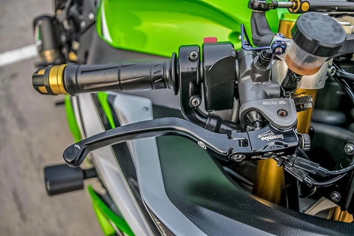 Kawasaki zx-10r siêu mô tô độ cá tính bên dàn chân hàng hiệu