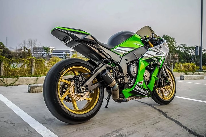 Kawasaki zx-10r siêu mô tô độ cá tính bên dàn chân hàng hiệu