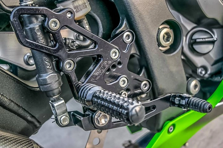 Kawasaki zx-10r siêu mô tô độ cá tính bên dàn chân hàng hiệu