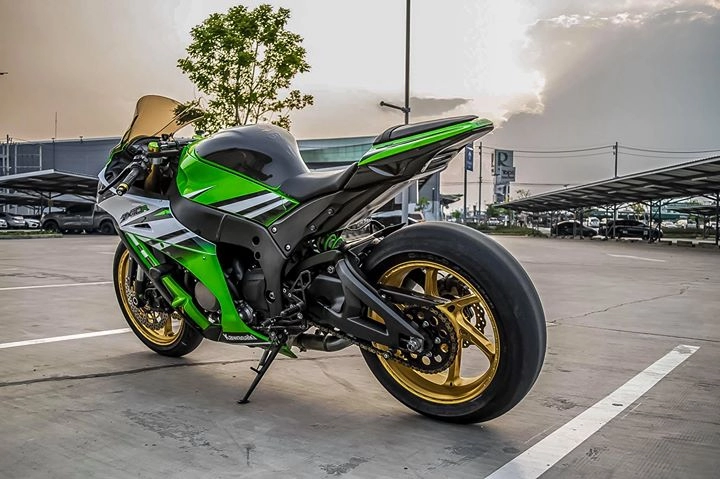 Kawasaki zx-10r siêu mô tô độ cá tính bên dàn chân hàng hiệu