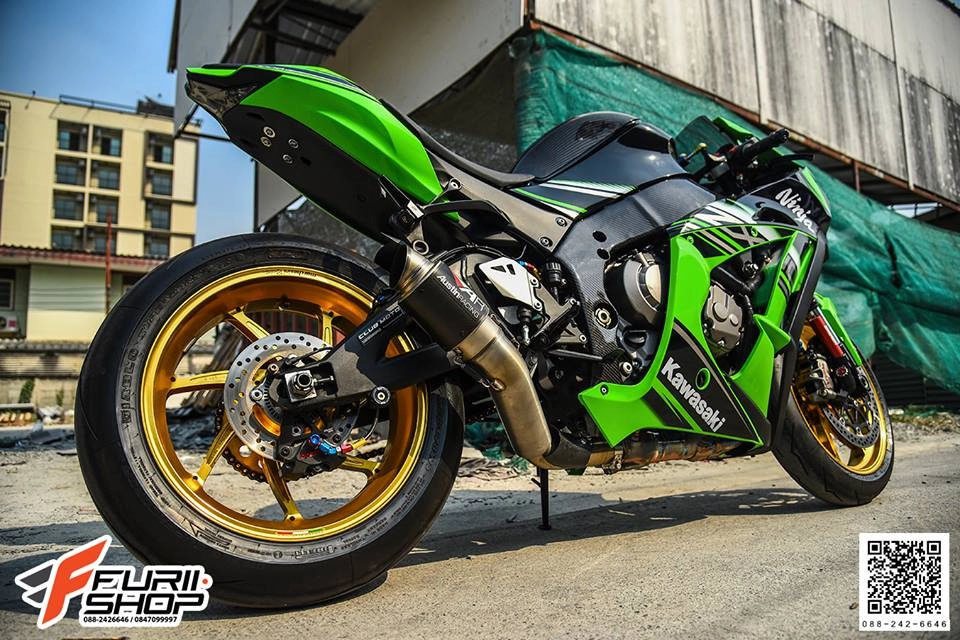 Kawasaki zx-10r tạo dáng cực ngầu bên dàn chân marchesini