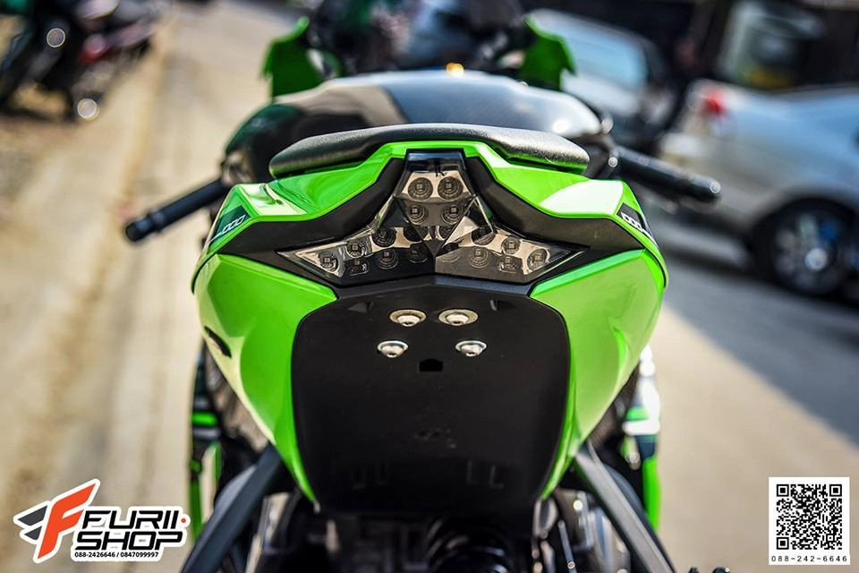 Kawasaki zx-10r tạo dáng cực ngầu bên dàn chân marchesini