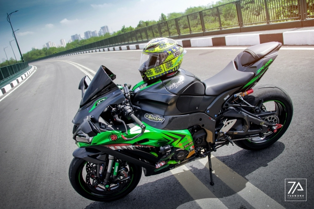 Kawasaki zx-10r thế hệ mới trong phiên bản cá mập xanh đầy ấn tượng