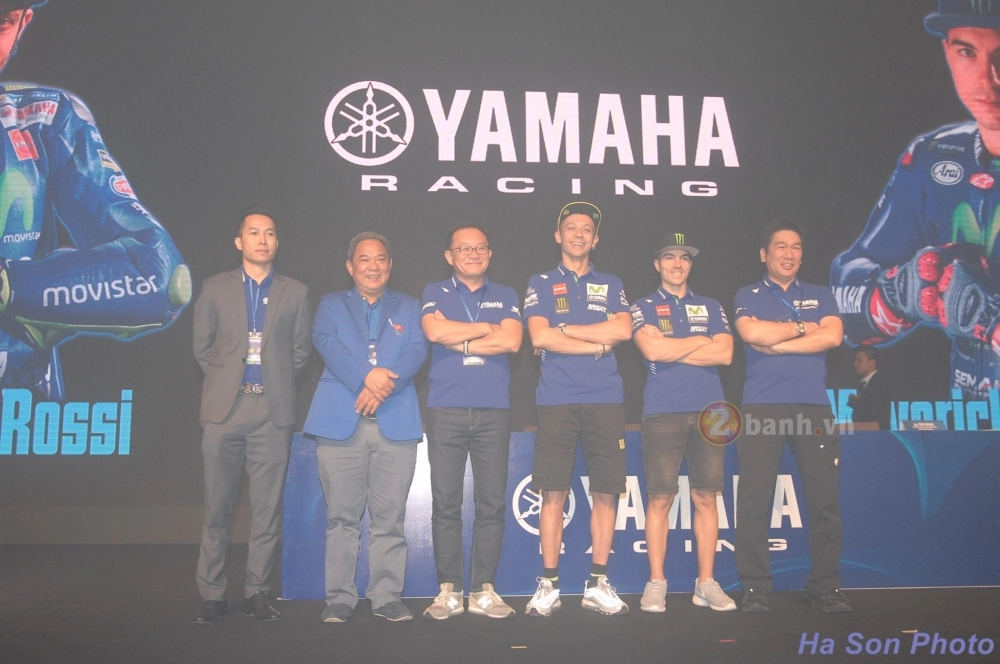 Khán giả việt đã có cơ hội giao lưu với hai tay đua của đội đua movistar yamaha motogp 2017