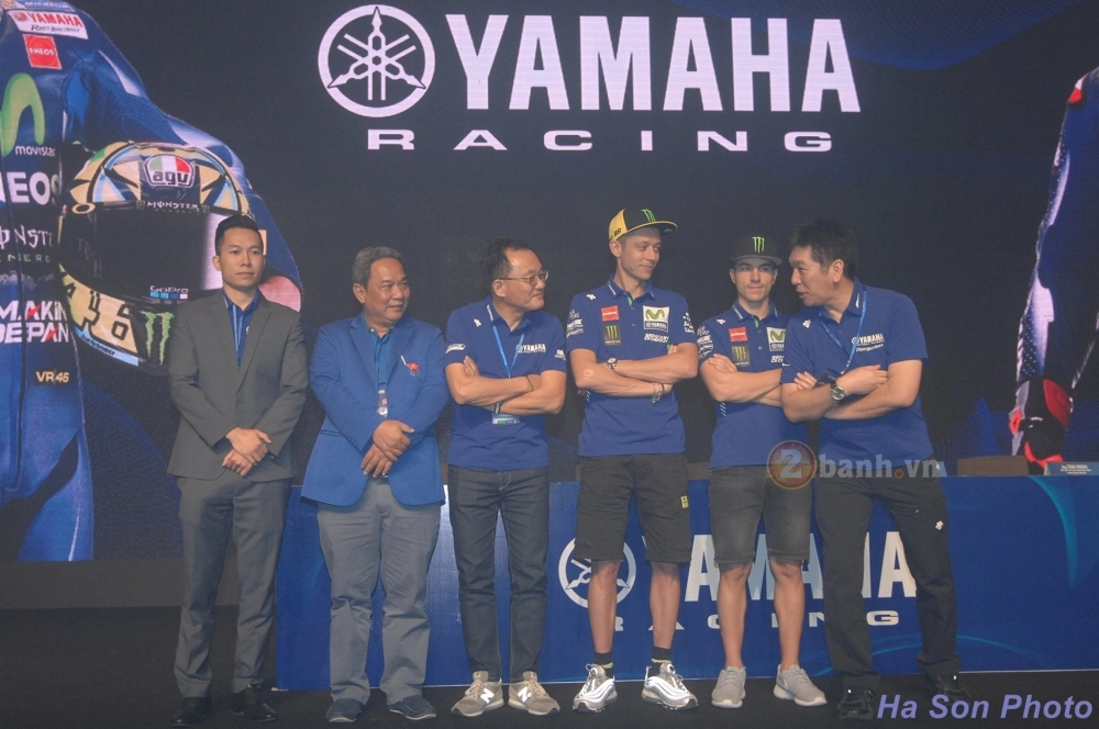 Khán giả việt đã có cơ hội giao lưu với hai tay đua của đội đua movistar yamaha motogp 2017