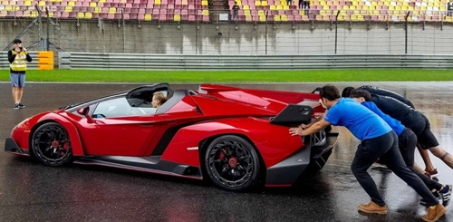 Lamborghini veneno roadster chết máy phải nhờ người đẩy nổ