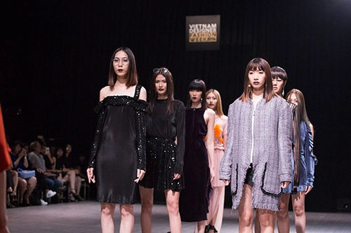 Lan khuê nhường vedette cho hoàng thuỳ để catwalk lạnh lùng thế này đây