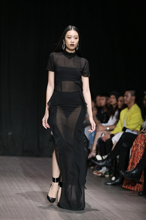 Lan khuê nhường vedette cho hoàng thuỳ để catwalk lạnh lùng thế này đây