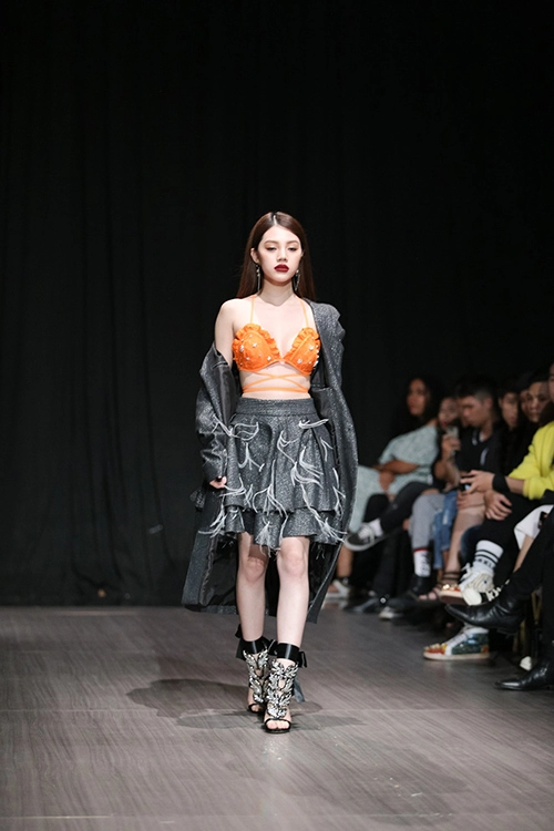 Lan khuê nhường vedette cho hoàng thuỳ để catwalk lạnh lùng thế này đây