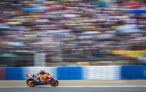 Motogp 2017 đội hỗ trợ kỹ thuật chỉ tối đa 4 người phải mang nón bảo hộ tương tự như f1