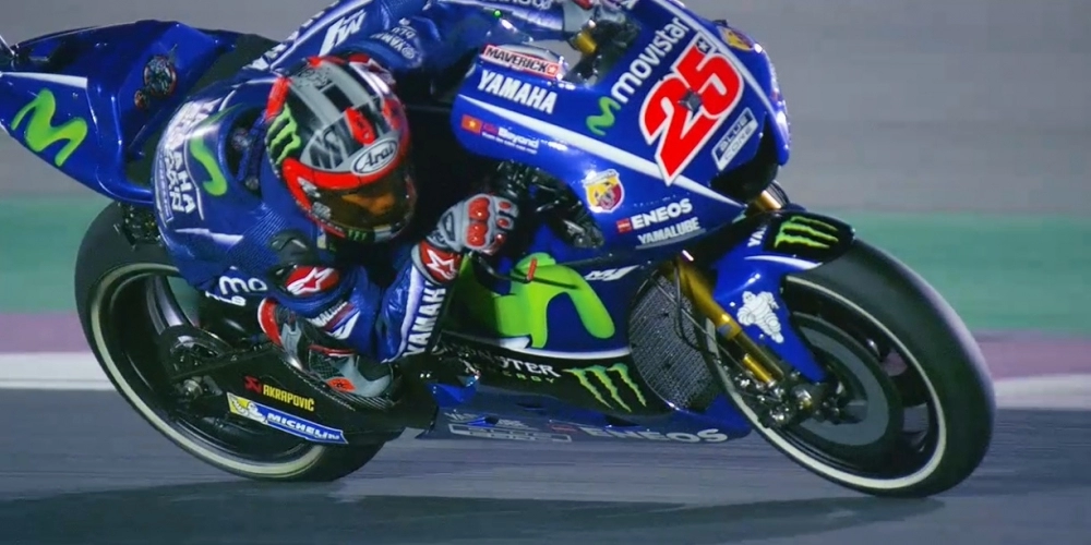 Motogp khán giả việt vô cùng hứng khởi khi quốc kỳ việt nam xuất hiện trên chiếc xe đua yzr-m1