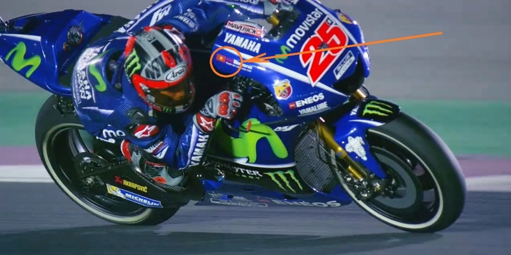 Motogp khán giả việt vô cùng hứng khởi khi quốc kỳ việt nam xuất hiện trên chiếc xe đua yzr-m1