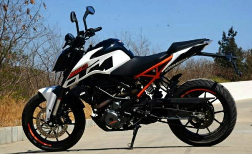 Muốn mua xe côn chọn ktm 250 duke hay yamaha fz25