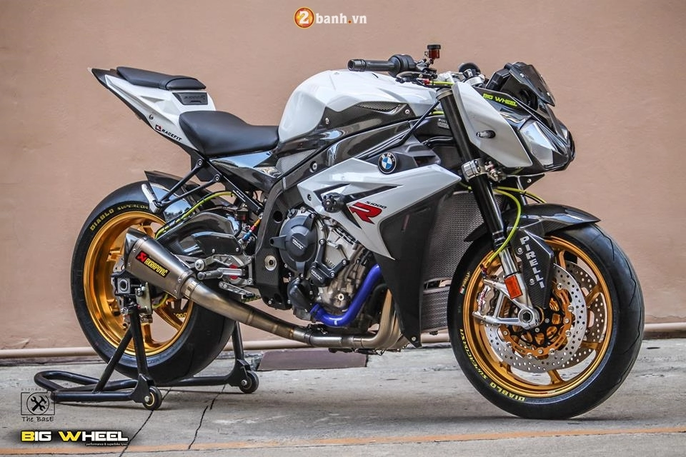 Nakedbike bmw s1000r kẻ lập dị theo chân huyền thoại s1000rr