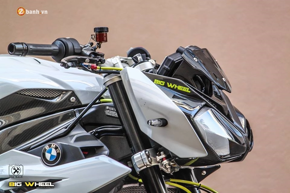 Nakedbike bmw s1000r kẻ lập dị theo chân huyền thoại s1000rr