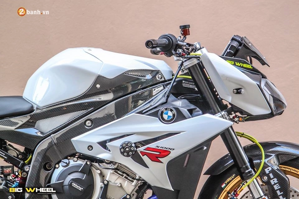 Nakedbike bmw s1000r kẻ lập dị theo chân huyền thoại s1000rr