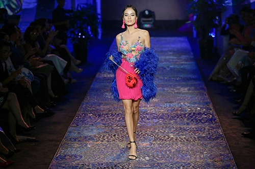 Nghẹt thở trước vẻ đẹp vạn người mê của hoa hậu thu thảo khi lần đầu catwalk