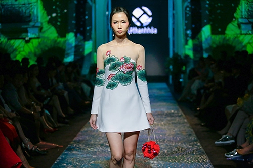 Nghẹt thở trước vẻ đẹp vạn người mê của hoa hậu thu thảo khi lần đầu catwalk