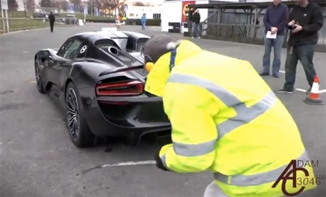  nhân viên kiểm tra không tìm thấy ống xả porsche 918 