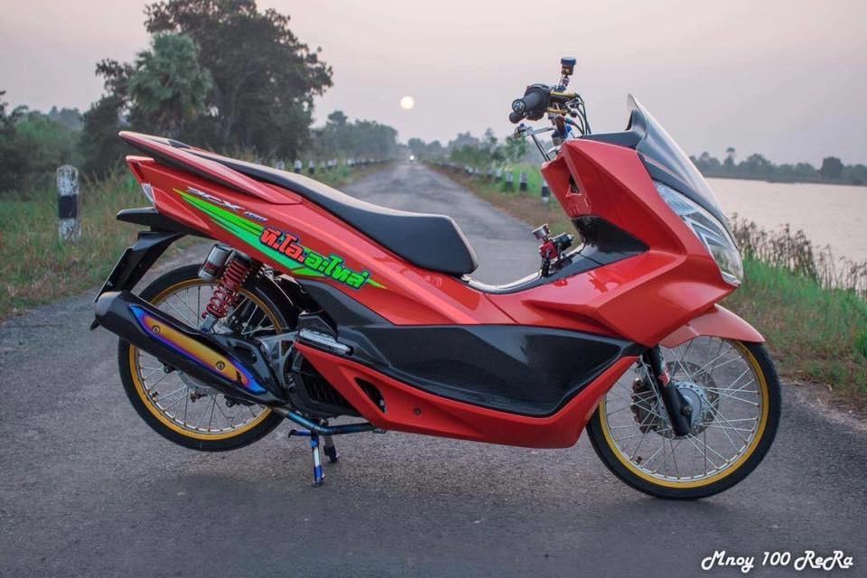 Pcx 150 độ đẹp nhất hệ mặt trời khoe dáng bên con đường làng