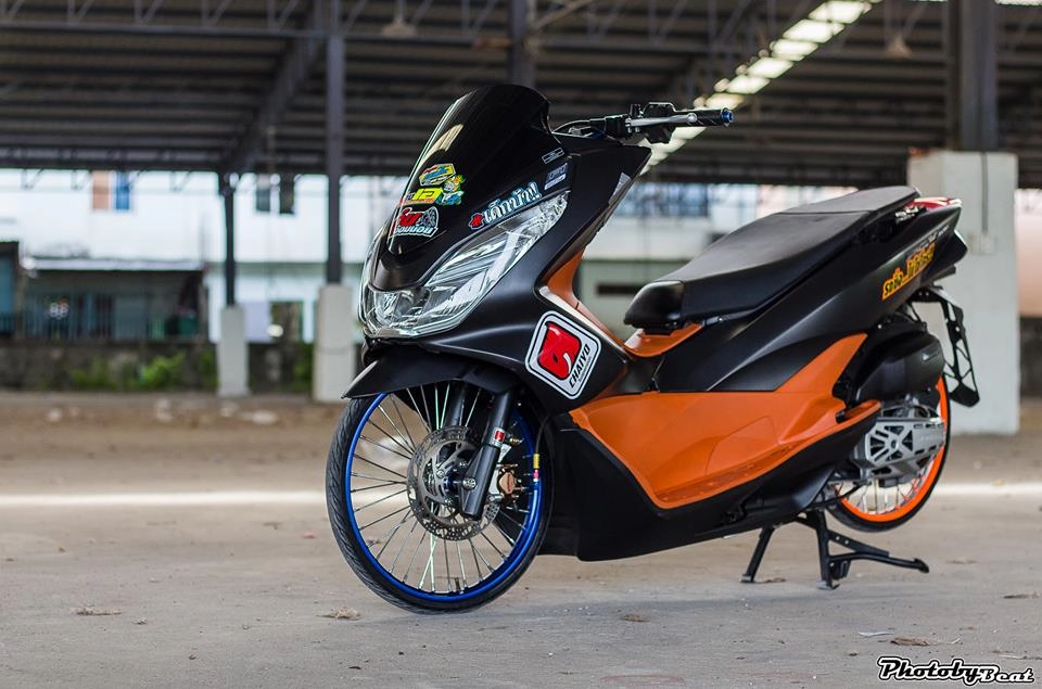 Pcx 150 độ đôi chân teo nhỏ với phong cách chạy sân của biker thái