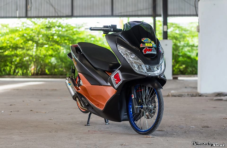 Pcx 150 độ đôi chân teo nhỏ với phong cách chạy sân của biker thái