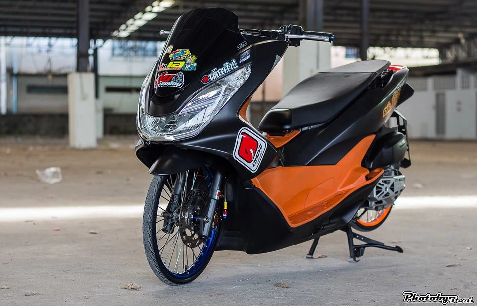 Pcx 150 độ đôi chân teo nhỏ với phong cách chạy sân của biker thái