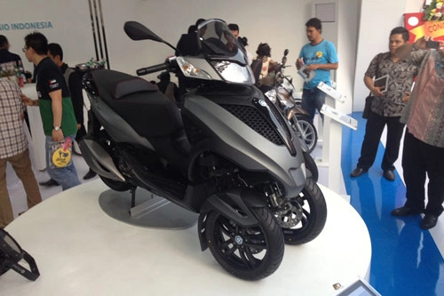 Piaggio ra mắt 2 mẫu xe tay ga đắt ngang ô tô