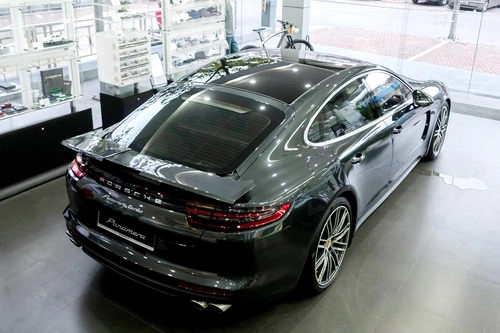 Porsche panamera turbo giá 12 tỷ đồng tại việt nam