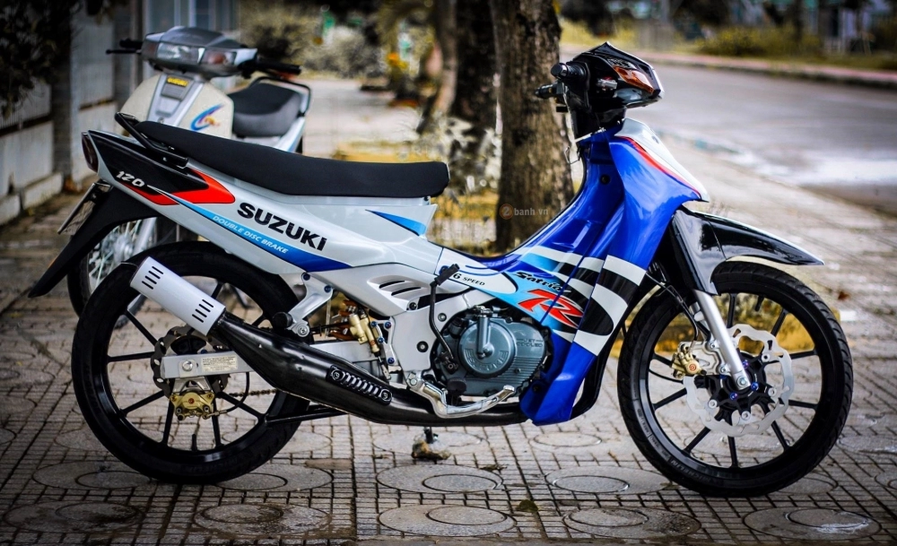 Satria 2000 đầy gợi cảm với dàn đồ chơi hàng hiệu