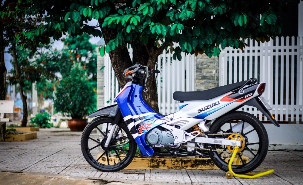 Satria 2000 đầy gợi cảm với dàn đồ chơi hàng hiệu