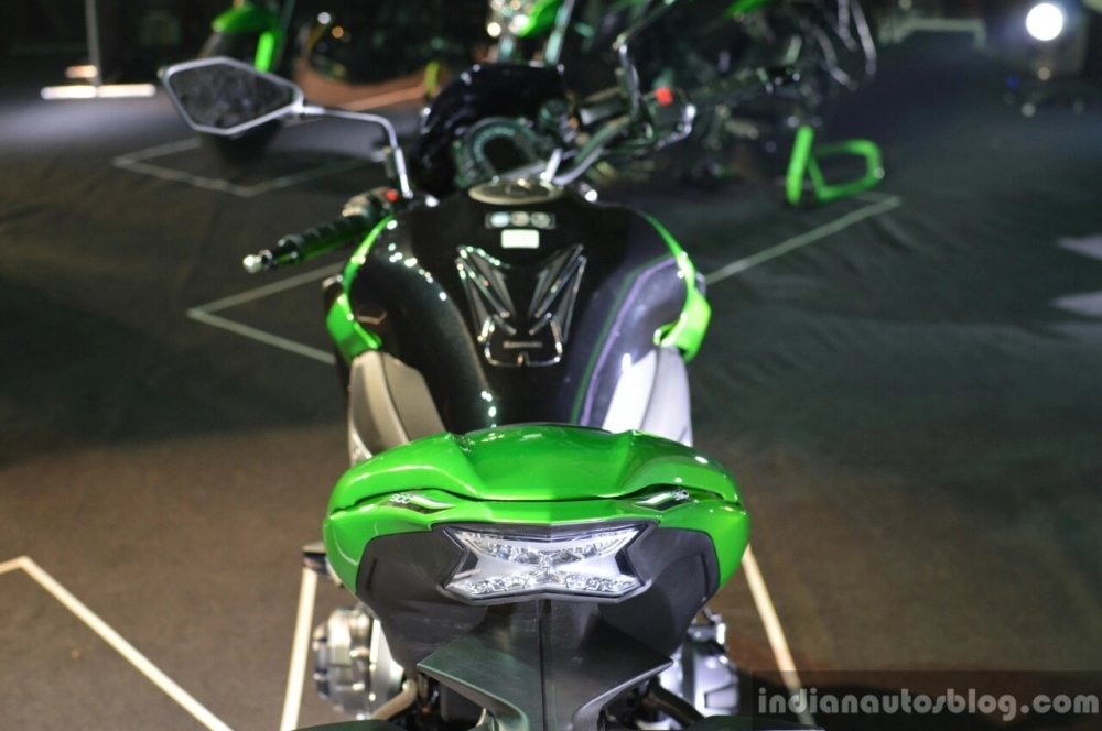 So sánh thông số kỹ thuật giữa kawasaki z900 vs triumph street triple rs