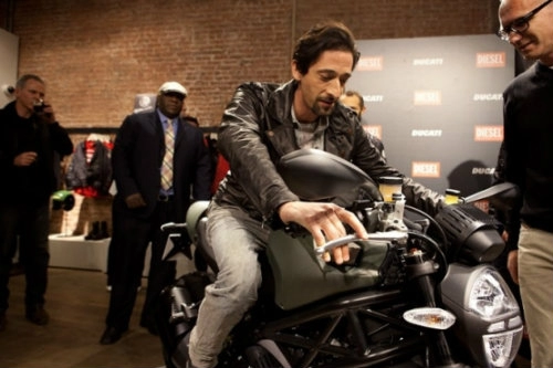 Soi con quỷ ducati monster của tài tử adrien brody