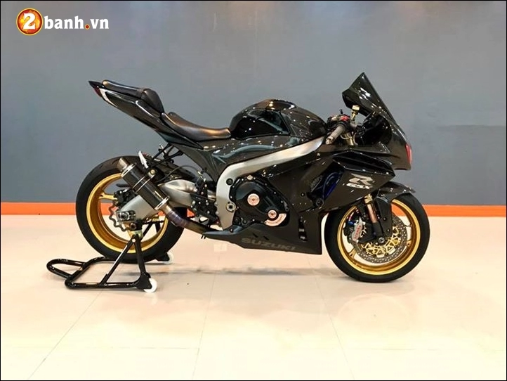 Suzuki gsx-1000 độ bóng bẩy cùng màu đen huyền bí